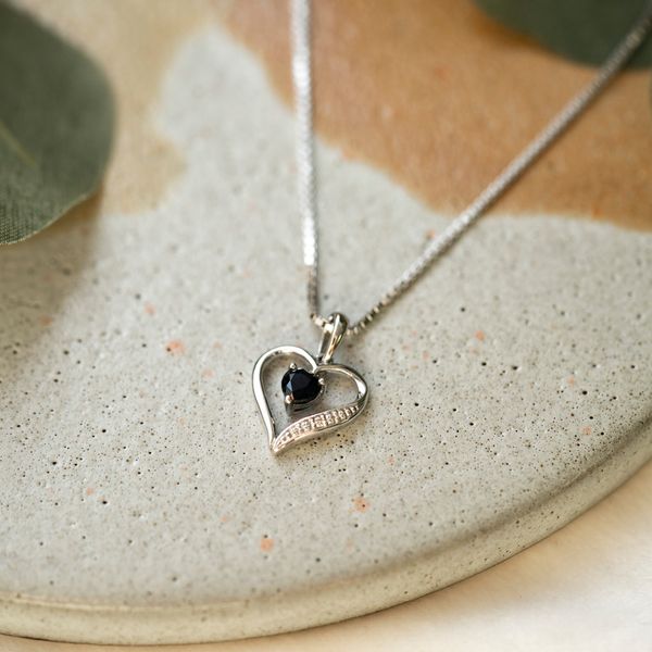 Hovedbilde Hjerteanheng i hvitt gull med safir og diamant, ...