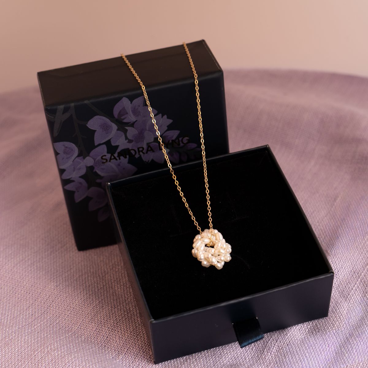 Sandra Lyng 'Perlefnugg' smykke i sølv, ferskvannsperler