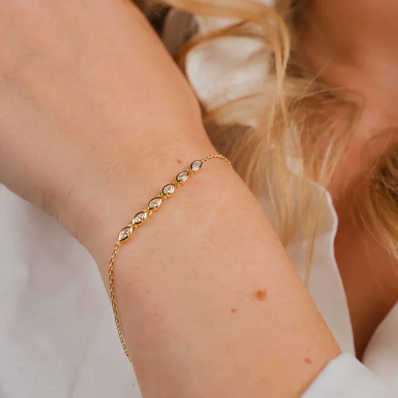 Dazzle armbånd i 925 forgylt sølv med zirkonia. 