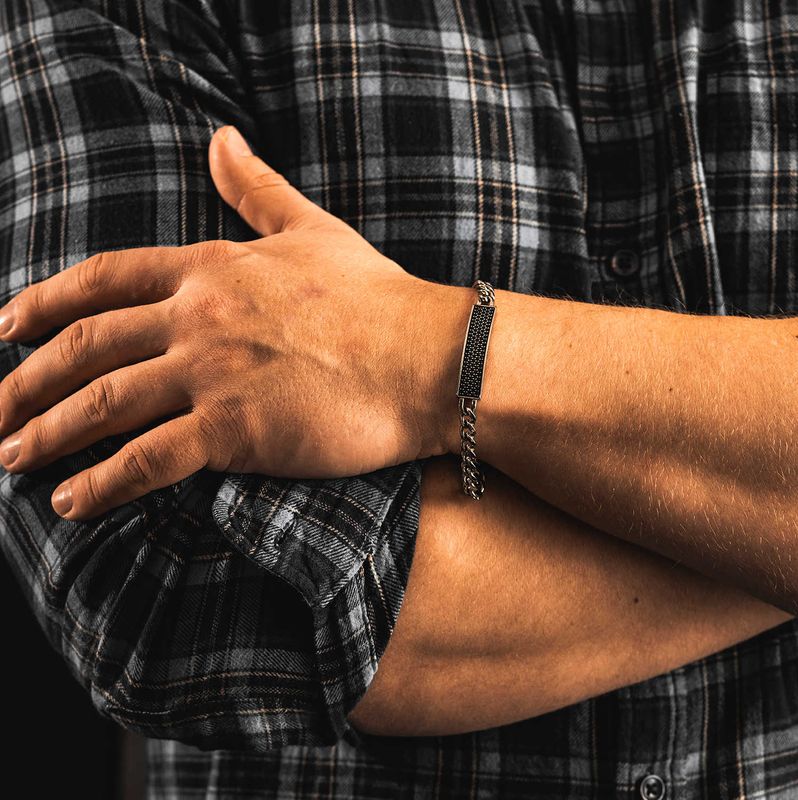 Armbånd i stål med sorte stener