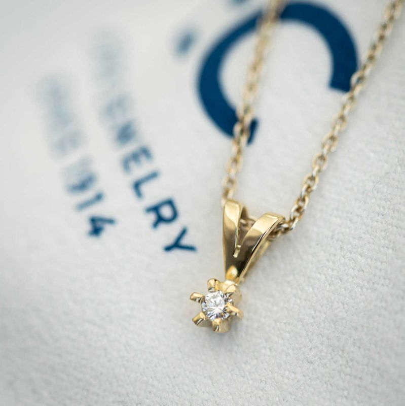 Anheng i 585 gull og diamant 0,10ct WSI inkl. forgylt sølvkjede