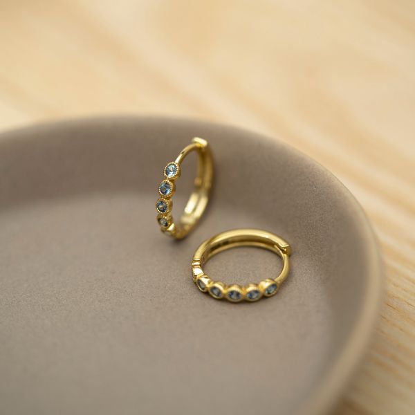 Hovedbilde Nora Mørk Øreringer i sølv med blå zirkonia, 15 ...