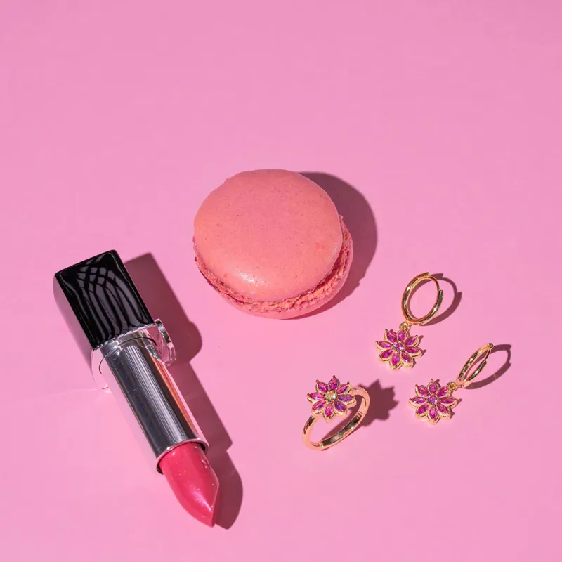 LUSH øredobber i forgylt sølv med rosa CZ
