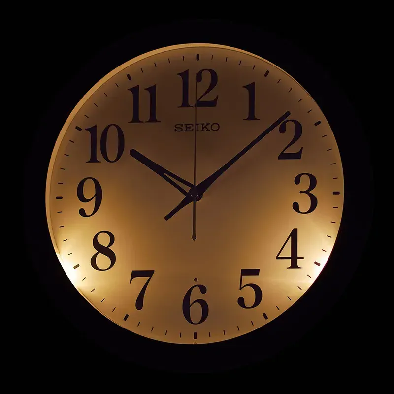 Seiko veggur- med automatisk lyssensor