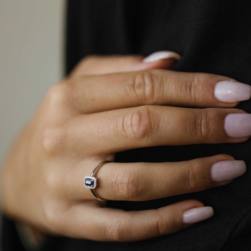 Ring i hvitt gull- safir og diamanter 0,05ct WSI